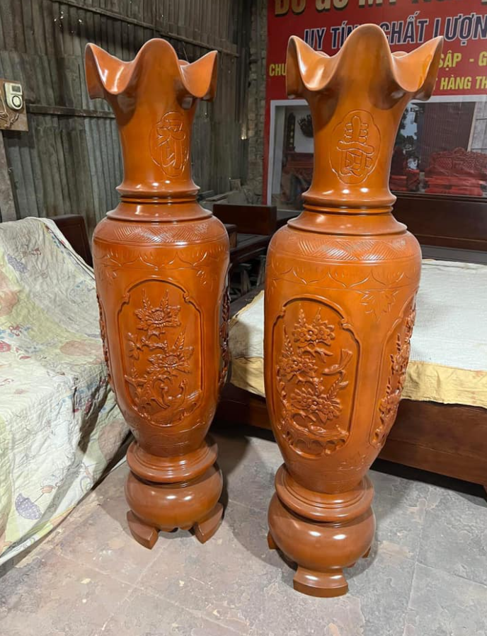 Lộc Bình Gỗ Hương Đỏ Liền Khối Cao 1m6 Và 1m7 Cả Khoan Lỗ Thở Ổn